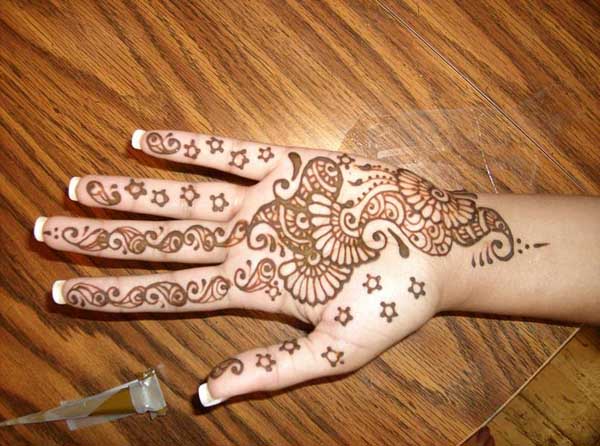 16 Amazingly Easy Mehndi Designs for Hands and Feet - Easyday