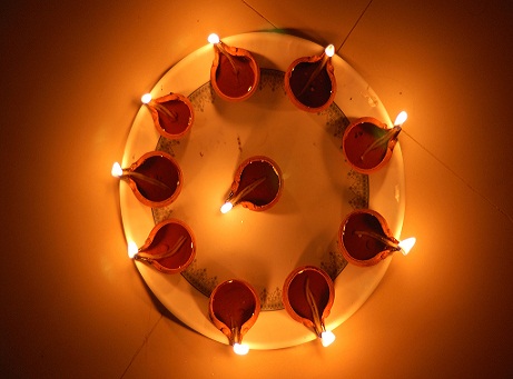 Bignay Set di 4 Diwali Decorazioni Colourful Oil Lampada Diya con stoppini in cotone per Pooja/Puja Home Decor 