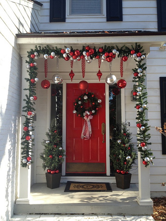 Stunning-Christmas-Front-Door-Décor-Ideas-familyholiday_09